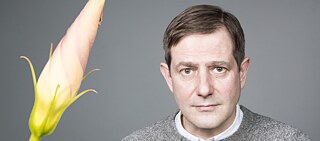 Andreas Dorau. Nicht vom Jupiter, dafür mit Blume. 