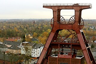 Essen: European Green Capital. The Ruhr is virtually a byword for steelmaking, metalworking and mining. But there is much more to it today than that – especially in the city of Essen. In 2017 Essen was declared a "European Green Capital". Thanks to a host of greening programmes, it is now the third-greenest city in Germany. Historical parks, modern green spaces and an extensive network of cycle paths make for an outstanding recreational experience. However, even today, the highlight of any visit remains the industrial monument and only UNESCO world heritage site in the Ruhr: the Zeche Zollverein colliery.