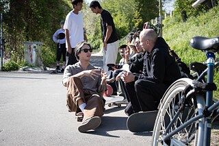 Exchange of views with German professional skateboarder Denny Pham at the Dogshit Spot in Berlin