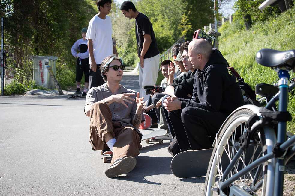 Austausch mit dem deutschen Profi-Skater Denny Pham im Berliner Dogshit-Spot