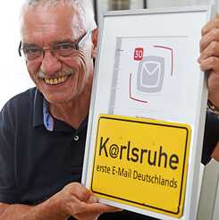 Michael Rotert mit der Auszeichnung anlässlich des 30-jährigen Jubiläums der E-Mail 