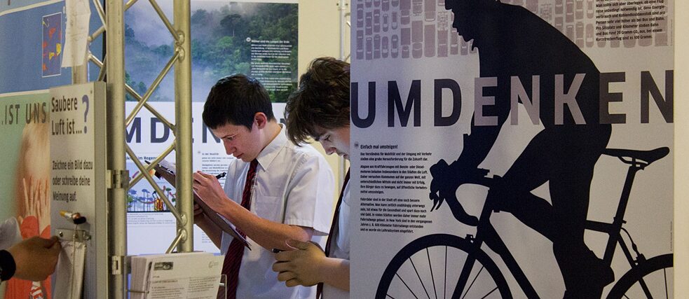 Ein Student steht zwischen Ausstellungswänden von 'Umdenken' 2016
