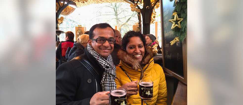 Karthik Setty und Sreema Nallasivam auf einem Weihnachtsmarkt in Düsseldörf