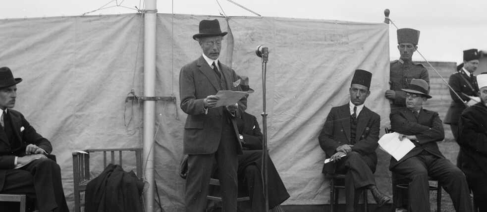 Eröffnung des Palestine Broadcasting Service am 30. März 1936. Generalgouverneur Arthur Grenfell Wauchope hält die Eröffnungsrede in Ramallah.