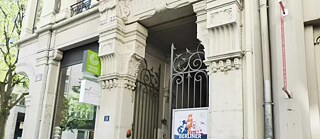 Altbaugebäude, in einer schrägen Perspektive 