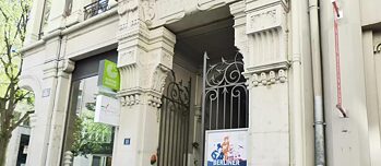 Altbaugebäude, in einer schrägen Perspektive 