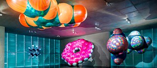 Die Installation Benzene Float von Monira Al Qadiri ist Teil der Ausstellung Petromelancholia, die sich mit dem Ende und Erbe des Ölzeitalters auseinandersetzt. | Foto: © Monira Al Qadiri