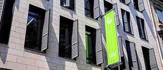 Bâtiment arborant un drapeau vert du Goethe-Institut