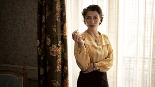 Henriette Confurius como Lena Fischmann. Imagen de la serie de Netflix "Transatlantic".