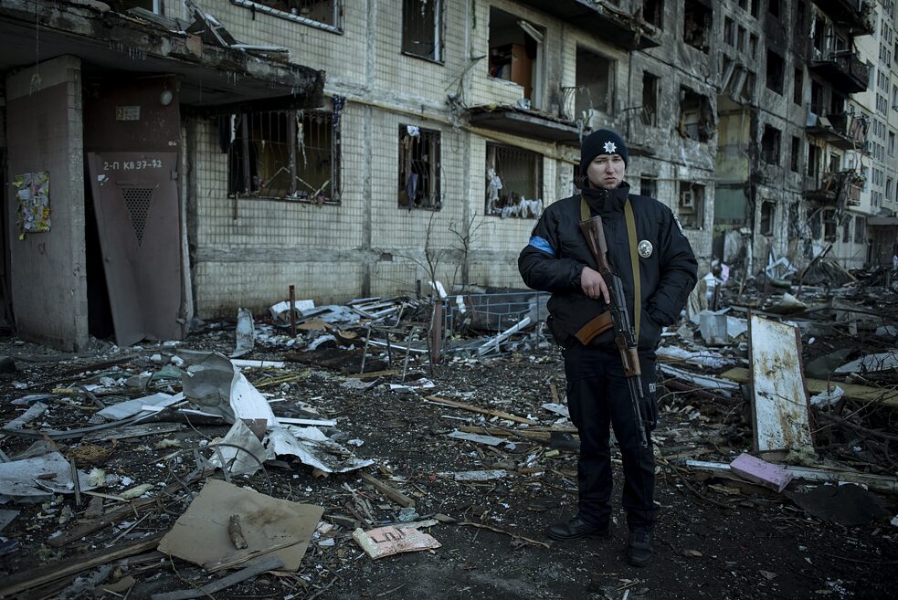 Raketa trafila obytný dom v kyjevskej štvrti Oboloň.