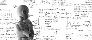 Ein Roboter steht vor einem Whiteboard mit mathematische Formeln. Er hält die Hand unter das Kinn und sieht nachdenklich aus.