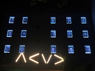 15 Fenster zeigen jeweils das Portrait eines Kindes aus der Serie "Das Land der Kinder" von Helen Bozhko. Die beleuchteten Fotos waren in der Nacht von weitem gut erkennbar.