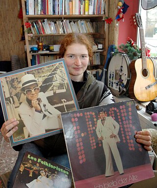 Katrin Wanke talált néhány NDK-s hanglemezt az AMIGA hanglemezgyártó vállalattól, köztük egy Elton John-lemezt | Fotó (részlet): © picture-alliance/ZB/Stefan Sauer
