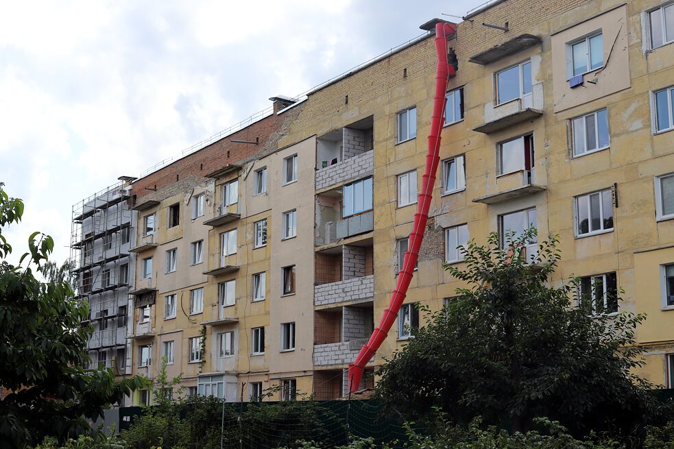 Buča/Hostomeľ, Kyjevská oblasť, júl 2023: Mestské bývanie sa renovuje na štátne náklady.