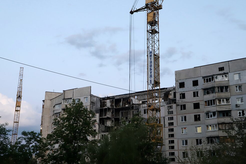 Charkiw, Mai 2023: In Nord-Saltiwka werden von russischen Raketen beschädigte Wohnblöcke wieder aufgebaut.