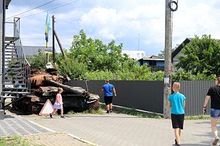 Buča/Hostomeľ, Kyjevská oblasť, júl 2023: Ukrajinský víťazný tank, ktorý údajne odrazil niekoľko ruských tankov, je teraz obľúbeným lezeckým objektom pre deti.