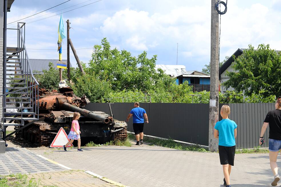 Butscha / Hostomel, Oblast Kyjiw, Juli 2023: Der ukrainische Siegerpanzer, der angeblich mehrere russische Panzer abgewehrt haben soll, ist heute ein beliebtes Kletterobjekt für Kinder.