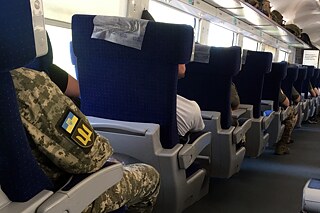 V rýchliku „Kyjevská vojna“, Intercity vlaku do Kramatorsku, má každý druhý cestujúci oblečenú vojenskú uniformu.