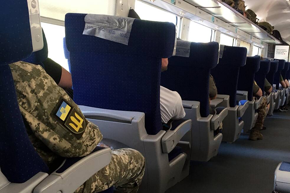 Im Schnellzug „Kyjiw-Krieg“, dem Intercity nach Kramatorsk, trägt jeder zweite Fahrgast Armeeuniform.