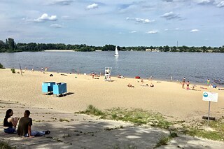 Kyjev, máj 2023: Pláž na brehu Dnepra v štvrti Obolon