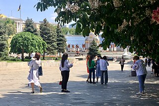 Kyjev, máj 2023: Na Deň vyšívanky 17. mája vyťahovalo neuveriteľné množstvo ľudí svoje tradičné vyšívané blúzky.
