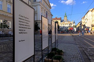 Ľvov, júl 2023: Na námestí sú vždy aktuálne pamätné tabule padlých vojakov. Pred nimi je zobrazený citát Ivana Franka (1856-1916): „‚Sláva Ukrajine‘ je vyjadrením uznania a vďaky hrdinom minulosti a výzvou pre náš ľud do budúcnosti.“