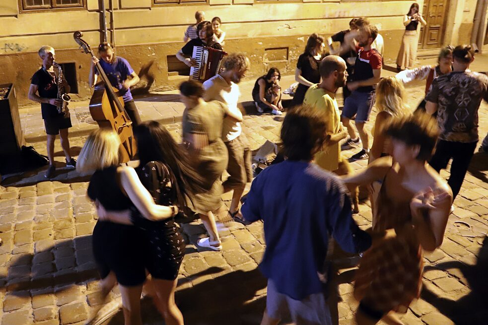 Львів, липень 2023 року: За 30 хвилин до півночі і комендантської години – вуличний джаз-бенд грає в історичному середмісті Львова, люди танцюють під нього.