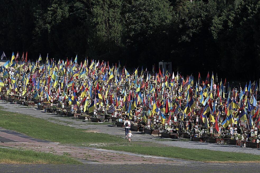 Lwiw, Juli 2023: Auf dem „Marsfeld“ neben dem Lytschakiwskyj-Friedhof in Lwiw sind schon hunderte an der Front Getötete beerdigt, darunter auch ein paar Frauen. Angehörige kommen häufig zu Besuch.
