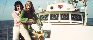 Cindy und Bert auf einer Yacht im Sonnenschein