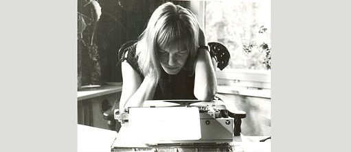 Ingeborg Bachmann an der Schreibmaschine