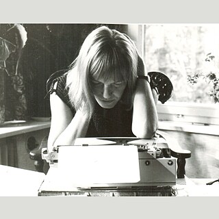Ingeborg Bachmann an der Schreibmaschine