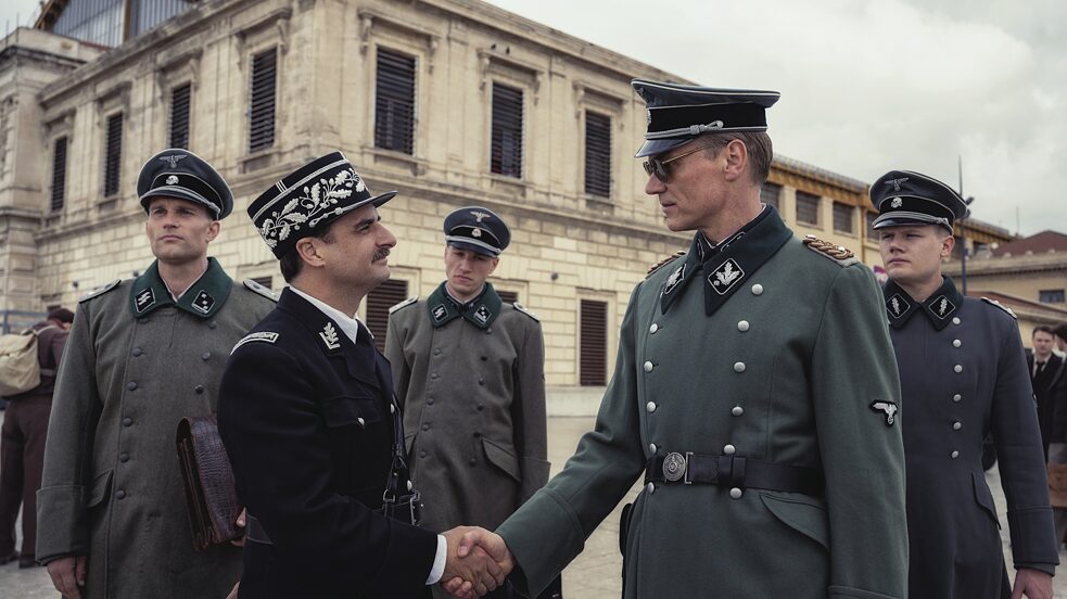 SS-Gruppenführer Schrader (Markus Gertken) trifft Vichy-Offiziere. Standbild aus der Netflix-Serie "Transatlantic".