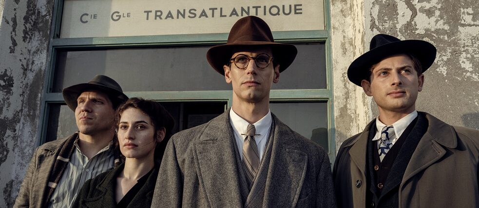 Hanno Koffler als Hans Fittko, Deleila Piasko als Lisa Fittko, Cory Michael Smith als Varian Fry und Amit Rahav als Thomas Lovegrove in "Transatlantic", Mit freundlicher Genehmigung von Netflix © 2023