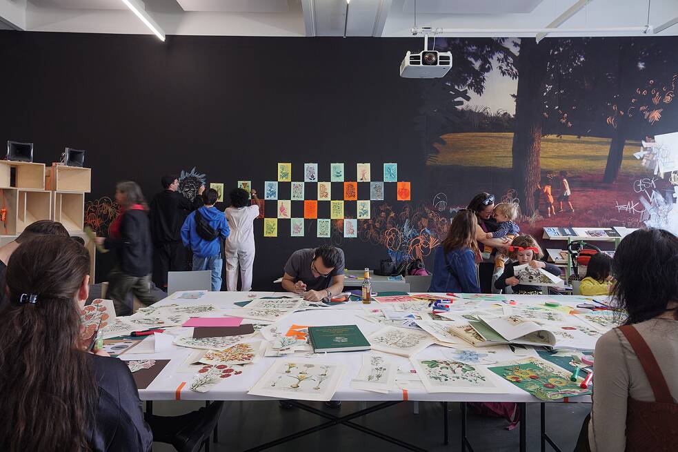 Workshop mit Sam Vernon, 2023 Fellow des Berliner Künstlerprogramms, in der daadgalerie.