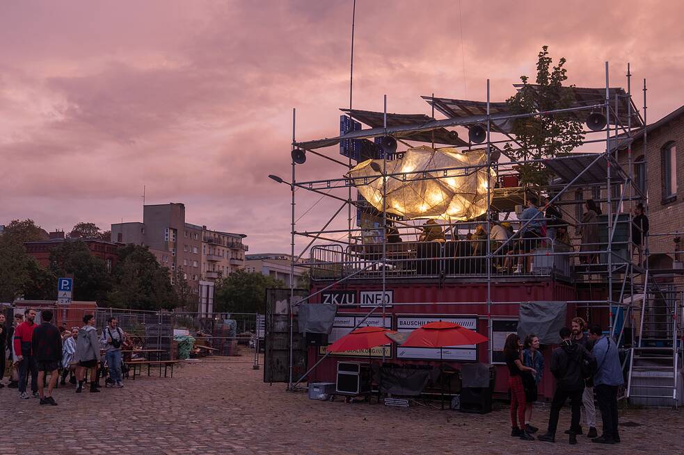 Der „Gepacktpavillon“ auf dem Gelände des ZK/U Berlin