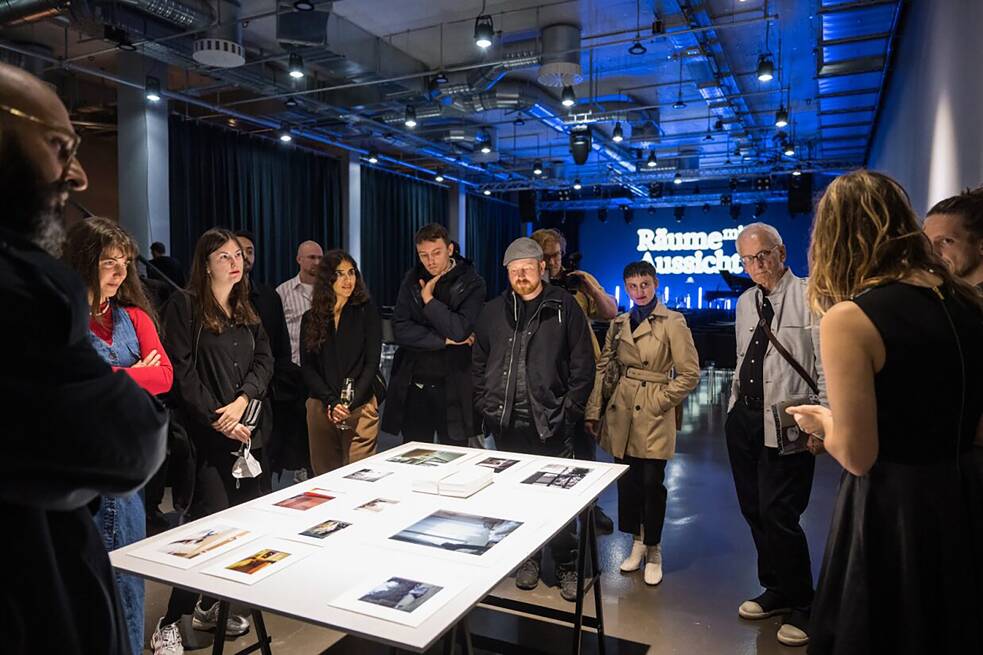 Führung durch die Ausstellung „Räume mit Aussicht“ von Villa Aurora & Thomas Mann House in Berlin.