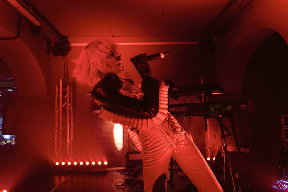 Der Kenianische Künstler KABEAUSHÉ war Stipendiat der Co Creation-Residenz des Musicboard Berlins. Diese fand 2022 in Kampala, Uganda und Berlin statt.