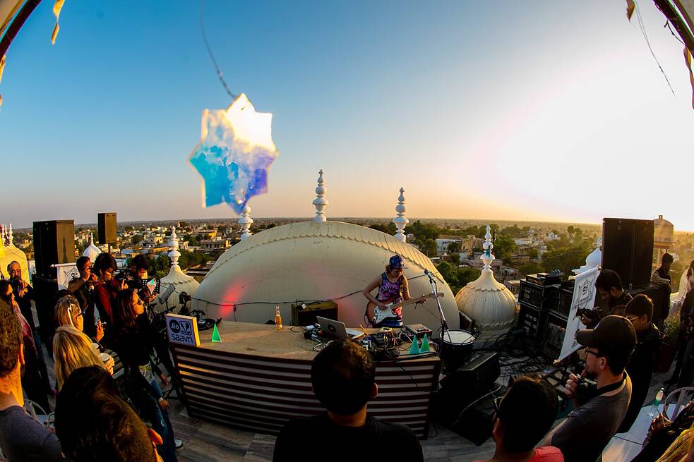 Die Künstlerin Theresa Stroetges aka Golden Diskó Ship bei ihrer Residenz des Musicboard Berlin in Indien.