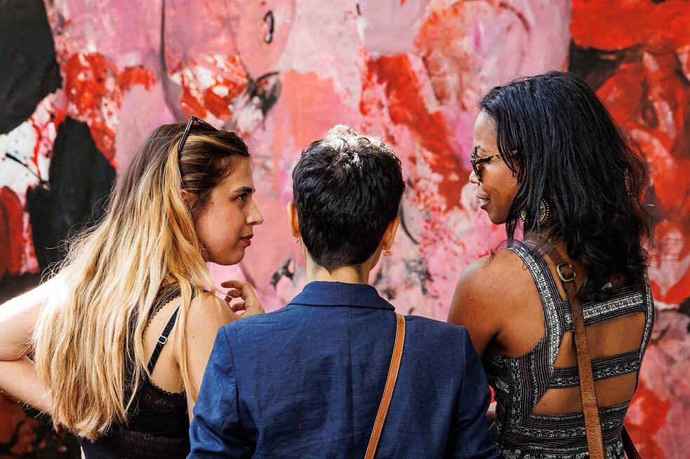 Sommerfest auf Schloss Wiepersdorf im Jahr 2022. Besucherinnen betrachten ein Kunstwerk von Annedore Dietze.