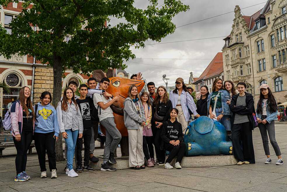 Schülergruppe bei der spielerischen Stadterkundung