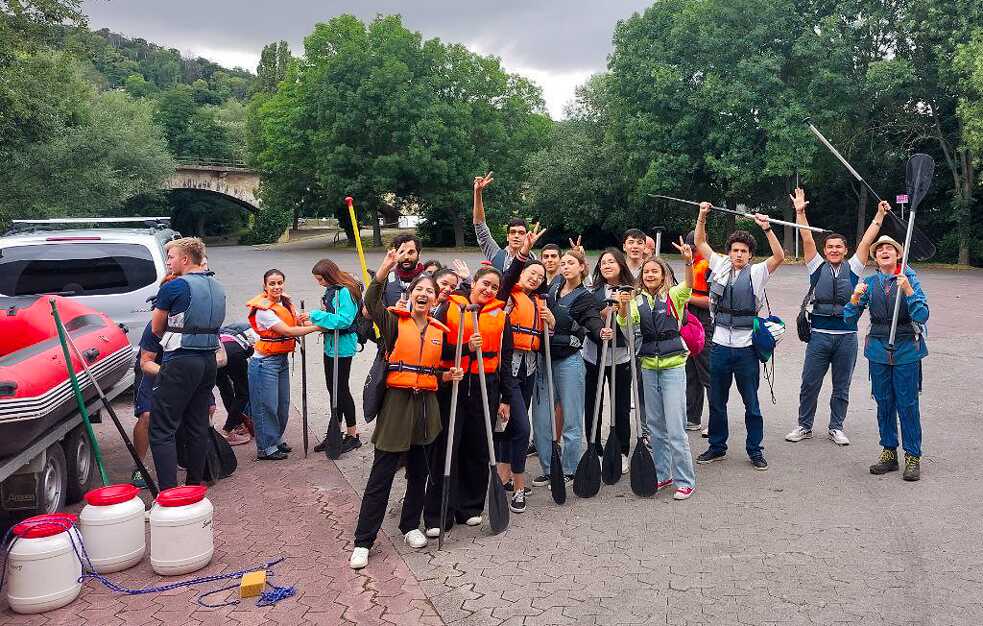 Schülergruppe bei Rafting