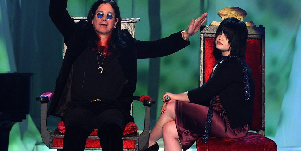 Ozzy Osbourne und Tochter Kelly sitzen auf thronähnlichen Stühlen