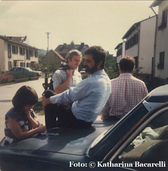 Natáčení filmu "Podvrženec" v létě roku 1985. Na autě sedí Sohrab Šahíd Saless, vlevo vedle něj v pozadí Jürgen Breest.