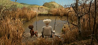 Ein Junge und ein alter Mann sitzen am See und angeln. &copy; (c) Leon Vidmar, ZVVIKS production Farewell, Regie: Leon Vidmar