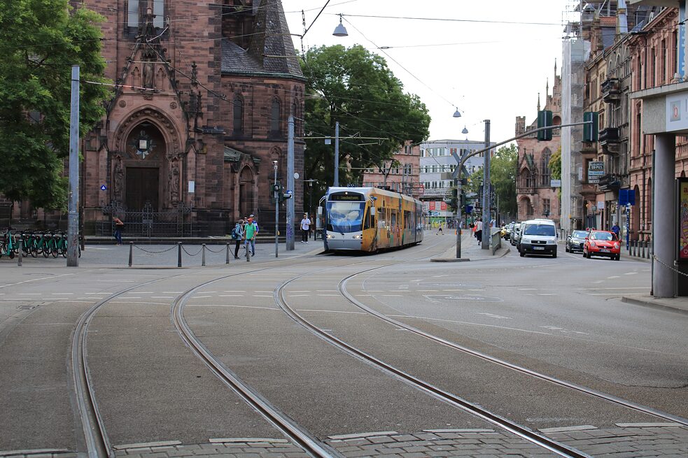Il tram 1 alla fermata Johanneskirche