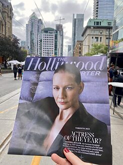  Titelseite von The Hollywood Reporter "Sandra Hüller, Schauspielerin des Jahres?" auf der Festival Street des TIFF