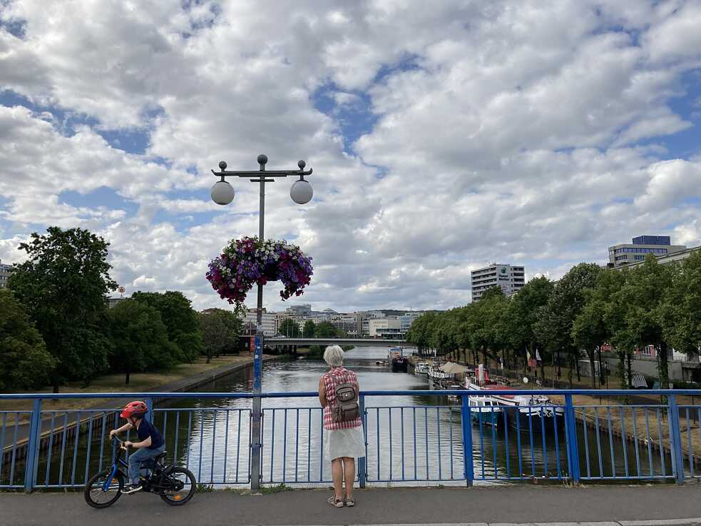 Blick auf die Saar von der Alten Brücke in Saarbrücken