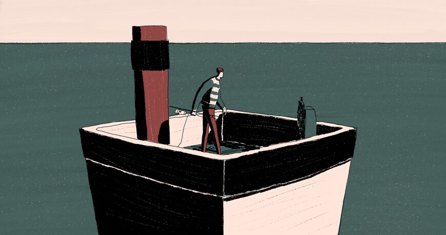 Ein Mann läuft auf seinem Hausboot.