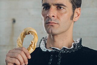 Ein Mann hält ein Gebäck in der Hand. &copy; (c) Sara Rivero Castilla mal, Regie: Sara Rivero