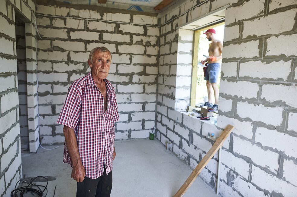 Oleksij Oleksijovyč, majiteľ zhoreného domu, hovorí, že ho svojpomocne staval štyridsať rokov. A teraz nemôže uveriť, že na mieste zničenej budovy už stojí nová.